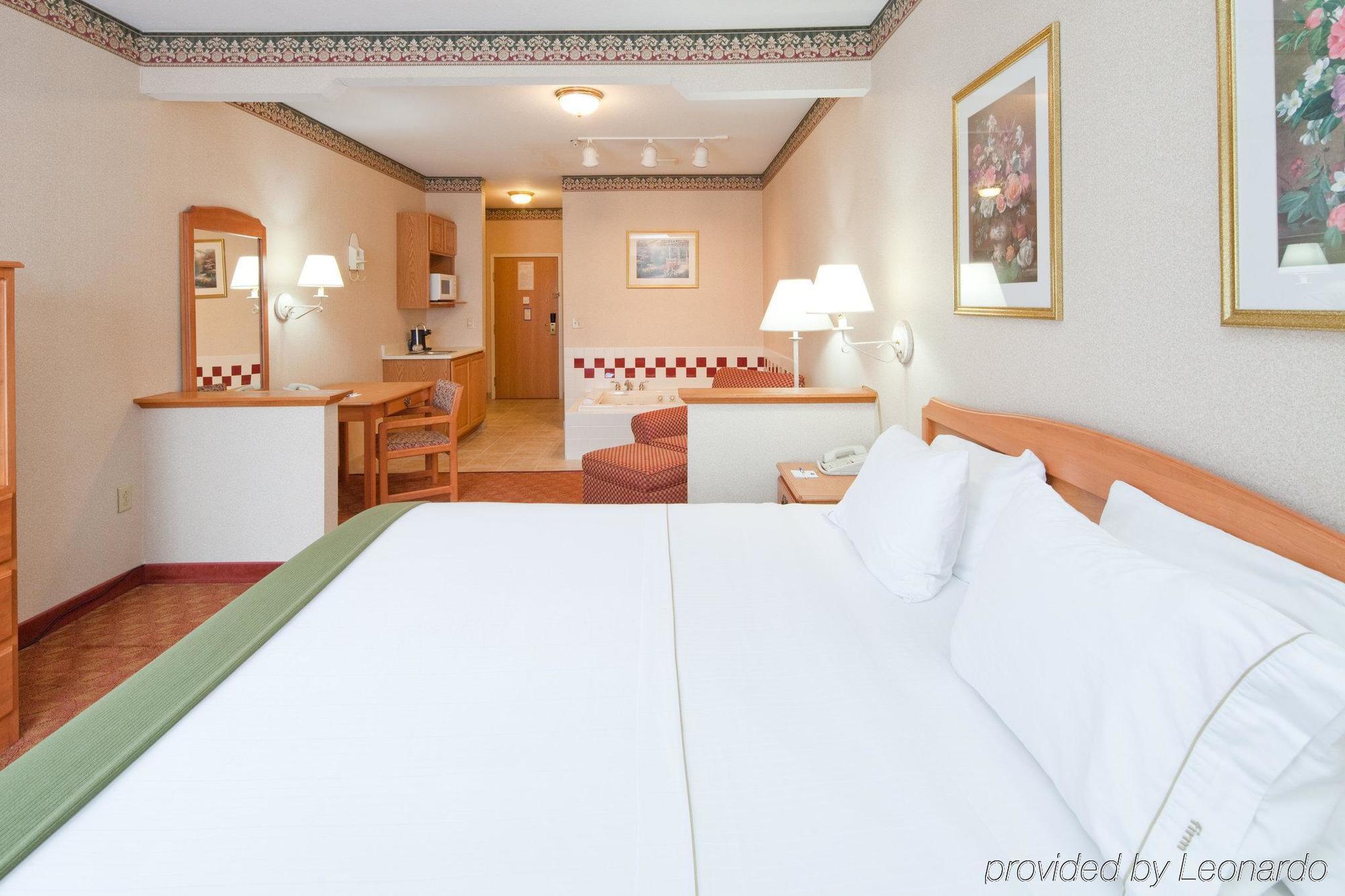 Holiday Inn Express Hotel & Suites Wauseon By Ihg Habitación foto